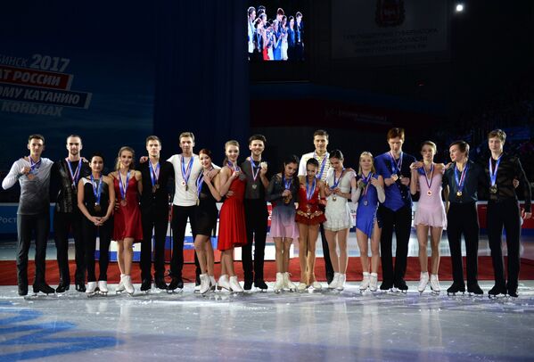 Призеры чемпионата России по фигурному катанию в Челябинске во время церемонии награждения Призеры чемпионата России по фигурному катанию в Челябинске во время церемонии награждения