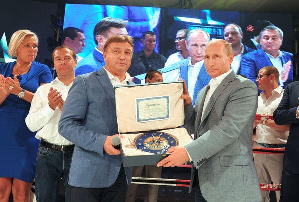 Владимир Путин, Ренат Лайшев, Дмитрий Медведев и Наталья Рагозина (справа налево) Владимир Путин, Ренат Лайшев, Дмитрий Медведев и Наталья Рагозина (справа налево)