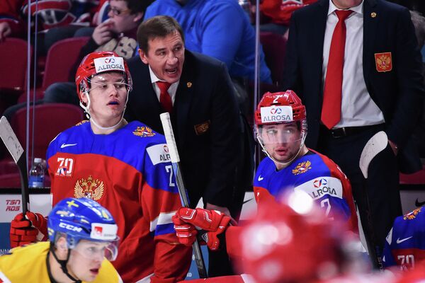 Главный тренер молодежной сборной России по хоккею Валерий Брагин (в центре) Главный тренер молодежной сборной России по хоккею Валерий Брагин (в центре)