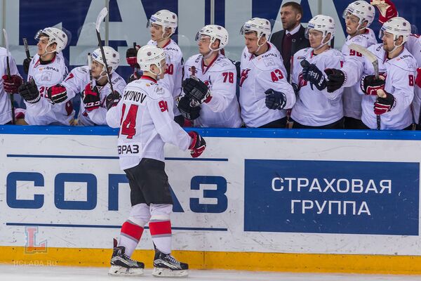 Хоккеисты новокузнецкого Металлурга радуются победе Хоккеисты новокузнецкого Металлурга радуются победе