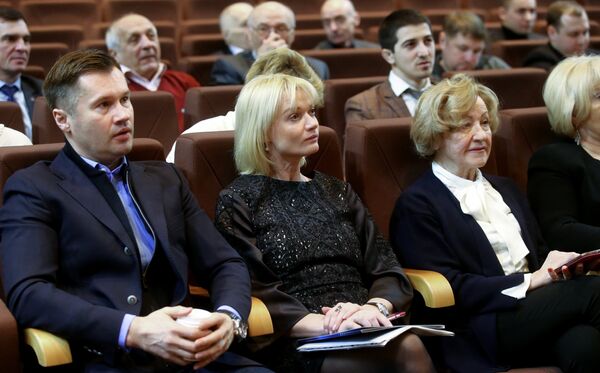 Алексей Немов и Светлана Хоркина (слева направо на первом плане) Алексей Немов и Светлана Хоркина (слева направо на первом плане)