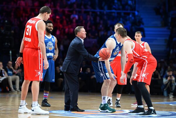 Сергей Иванов производит символическое вбрасывание во время Матча Звезд Сергей Иванов производит символическое вбрасывание во время Матча Звезд