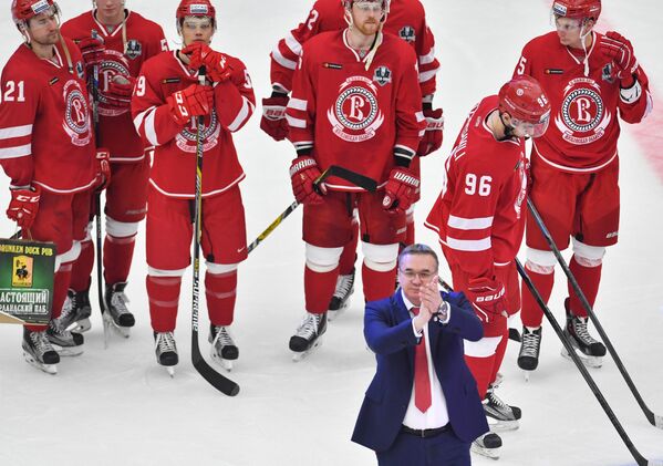 Главный тренер Витязя Валерий Белов (на первом плане) и хоккеисты Витязя Главный тренер Витязя Валерий Белов (на первом плане) и хоккеисты Витязя