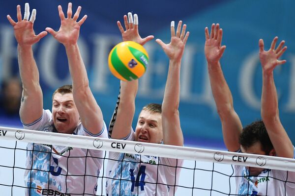Центральный блокирующий ВК Динамо Дмитрий Щербинин (в центре) Центральный блокирующий ВК Динамо Дмитрий Щербинин (в центре)