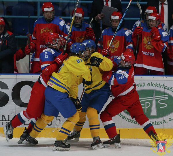 Игровой момент матча юниорского чемпионата мира по хоккею между сборными России и Швеции Игровой момент матча юниорского чемпионата мира по хоккею между сборными России и Швеции