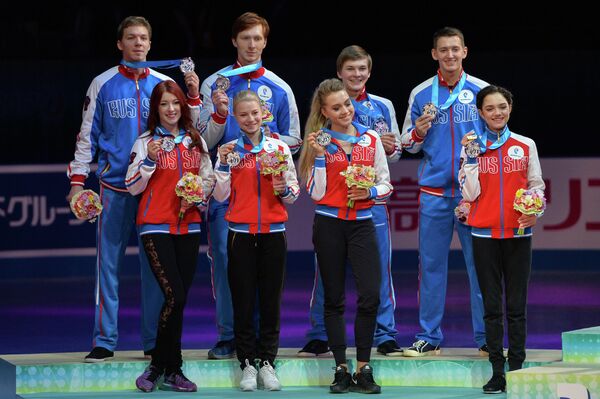 Церемония награждения призеров командного чемпионата мира по фигурному катанию в Токио Церемония награждения призеров командного чемпионата мира по фигурному катанию в Токио