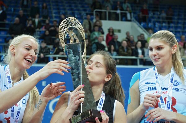 Игроки ЖВК Динамо Анастасия Бавыкина, Екатерина Раевская и Ирина Фетисова (слева направо) Игроки ЖВК Динамо Анастасия Бавыкина, Екатерина Раевская и Ирина Фетисова (слева направо)