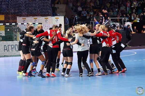 Гандболистки клуба Ростов-Дон после победы в Кубке EHF Гандболистки клуба Ростов-Дон после победы в Кубке EHF