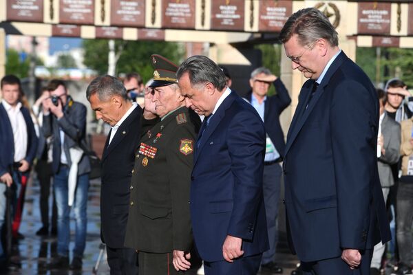 Президент Немецкого футбольного союза Райнхард Гриндель, заместитель председателя правительства РФ, президент РФС Виталий Мутко (справа налево) и президент Республики Татарстан Рустам Минниханов (слева) Президент Немецкого футбольного союза Райнхард Гриндель, заместитель председателя правительства РФ, президент РФС Виталий Мутко (справа налево) и президент Республики Татарстан Рустам Минниханов (слева)