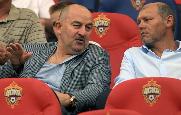 Главный тренер сборной России по футболу Станислав Черчесов (слева) и тренер сборной России Мирослав Ромащенко Главный тренер сборной России по футболу Станислав Черчесов (слева) и тренер сборной России Мирослав Ромащенко