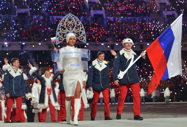 Знаменосец сборной России Александр Зубков (справа) Знаменосец сборной России Александр Зубков (справа)