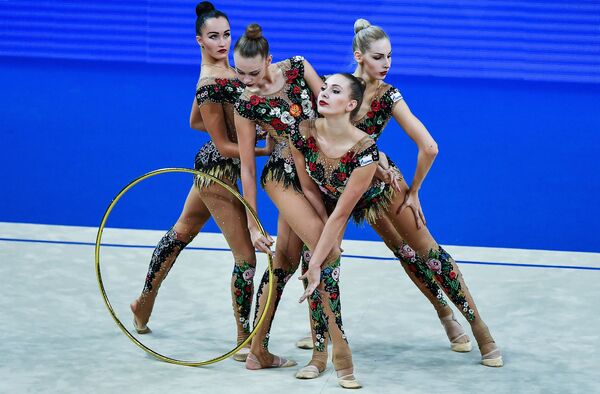 Спортсменки сборной России выполняют упражнения с обручем Спортсменки сборной России выполняют упражнения с обручем