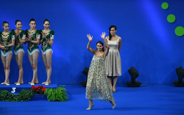 Олимпийская чемпионка по художественной гимнастике Маргарита Мамун (в центре) Олимпийская чемпионка по художественной гимнастике Маргарита Мамун (в центре)