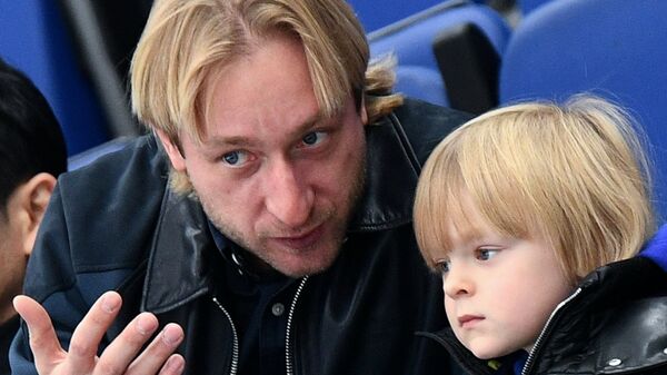Двукратный олимпийский чемпион по фигурному катанию Евгений Плющенко с сыном Александром Двукратный олимпийский чемпион по фигурному катанию Евгений Плющенко с сыном Александром