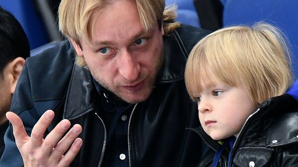 Двукратный олимпийский чемпион по фигурному катанию Евгений Плющенко с сыном Александром