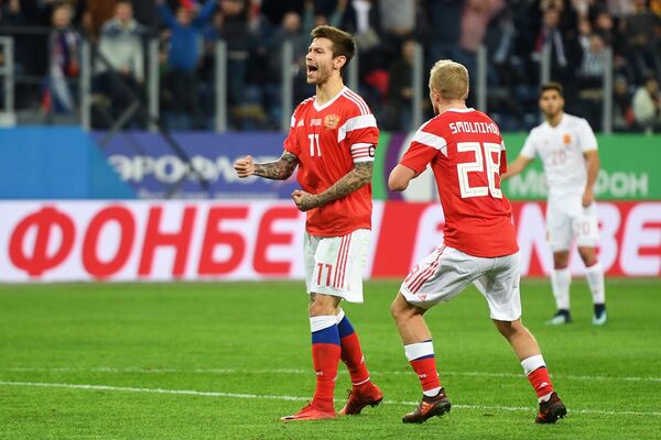 Футболисты сборной России Фёдор Смолов и Игорь Смольников (справа) радуются забитому мячу Футболисты сборной России Фёдор Смолов и Игорь Смольников (справа) радуются забитому мячу