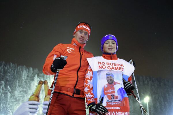 Роман Старков, запустивший в соцсетях флешмоб в поддержку российских спортсменов #noRUSSIAnoGAMES, и российский лыжник Максим Вылегжанин (слева) Роман Старков, запустивший в соцсетях флешмоб в поддержку российских спортсменов #noRUSSIAnoGAMES, и российский лыжник Максим Вылегжанин (слева)