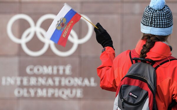 Российский флаг на фоне логотипа Международного олимпийского комитета (МОК) Российский флаг на фоне логотипа Международного олимпийского комитета (МОК)