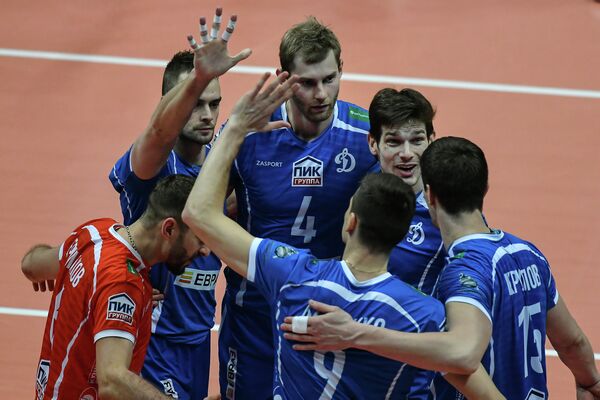 Игроки ВК Динамо радуются выигранному очку Игроки ВК Динамо радуются выигранному очку