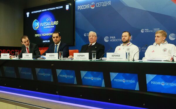 Старший тренер сборной России по мини-футболу Сергей Скорович (второй справа) Старший тренер сборной России по мини-футболу Сергей Скорович (второй справа)