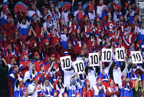 Российские болельщики во время выступления Евгении Медведевой Российские болельщики во время выступления Евгении Медведевой