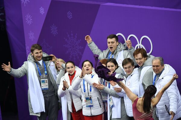 Российская сборная во время выступления Екатерины Бобровой и Дмитрия Соловьева Российская сборная во время выступления Екатерины Бобровой и Дмитрия Соловьева