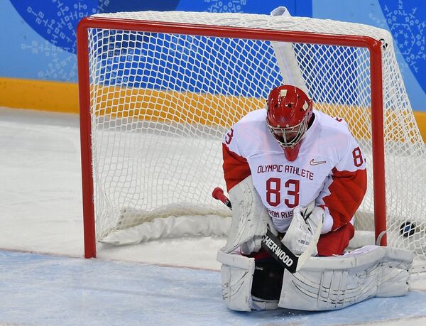 Российский вратарь Василий Кошечкин пропускает шайбу Российский вратарь Василий Кошечкин пропускает шайбу