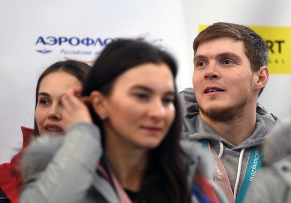 Фристайлист Сергей Ридзик на церемонии встречи российских спортсменов - участников Олимпиады 2018 в аэропорту Шереметьево. Фристайлист Сергей Ридзик на церемонии встречи российских спортсменов - участников Олимпиады 2018 в аэропорту Шереметьево.