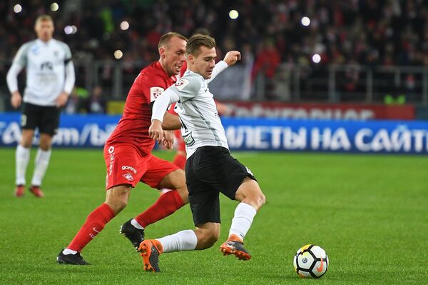 Полузащитник ФК Тосно Илья Жигулёв и хавбек ФК Спартак Денис Глушаков (справа налево) Полузащитник ФК Тосно Илья Жигулёв и хавбек ФК Спартак Денис Глушаков (справа налево)