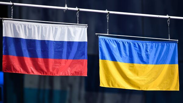 Флаг России и флаг Украины Флаг России и флаг Украины