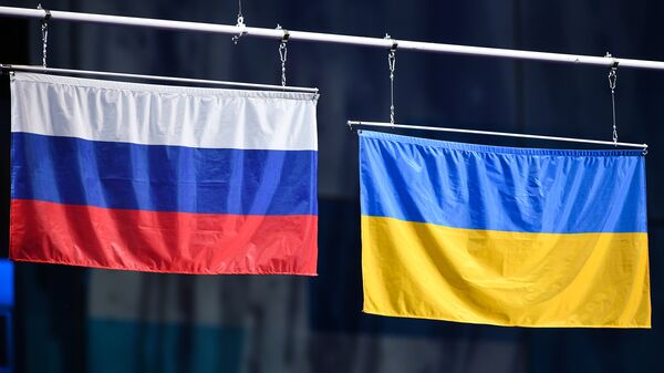 Флаг России и флаг Украины Флаг России и флаг Украины