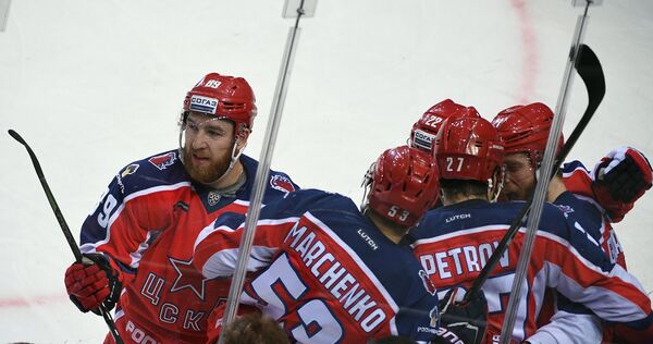 Хоккеисты ЦСКА радуются заброшенной шайбе Хоккеисты ЦСКА радуются заброшенной шайбе