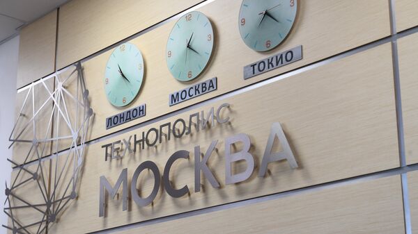Часы с тремя часовыми поясами в технополисе Москва Часы с тремя часовыми поясами в технополисе Москва