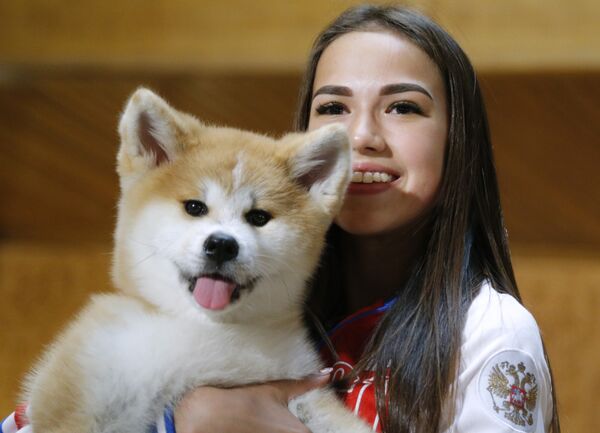Российская фигуристка Алина Загитова с щенком японской породы акита-ину Российская фигуристка Алина Загитова с щенком японской породы акита-ину