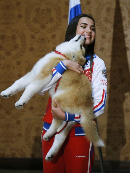 Российская фигуристка Алина Загитова с щенком японской породы акита-ину Российская фигуристка Алина Загитова с щенком японской породы акита-ину