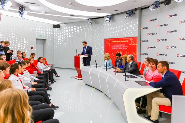 Лауреаты всероссийского детского гранта Заправляем в спорте награждены в Москве Лауреаты всероссийского детского гранта Заправляем в спорте награждены в Москве