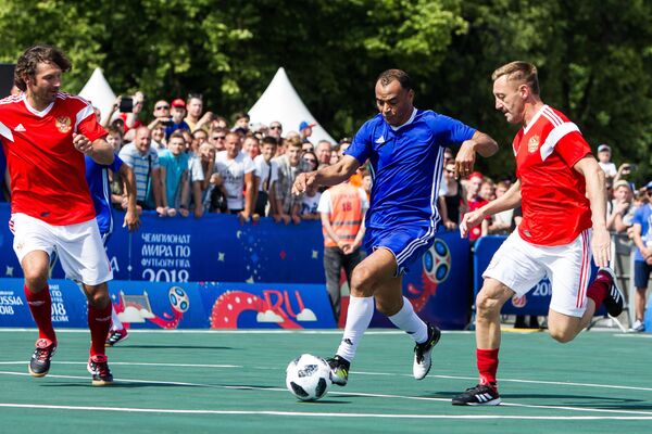 Игроки сборной легенд футбола России Дмитрий Сенников (слева), Андрей Тихонов (справа) и игрок сборной легенд футбола ФИФА Кафу (в центре) Игроки сборной легенд футбола России Дмитрий Сенников (слева), Андрей Тихонов (справа) и игрок сборной легенд футбола ФИФА Кафу (в центре)