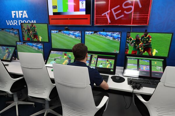 Контрольная комната системы видеопомощи арбитрам (VAR) Контрольная комната системы видеопомощи арбитрам (VAR)