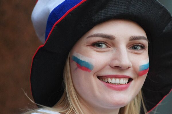 Болельщики празднуют победу сборной России Болельщики празднуют победу сборной России