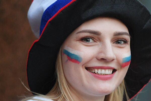 Болельщики празднуют победу сборной России Болельщики празднуют победу сборной России