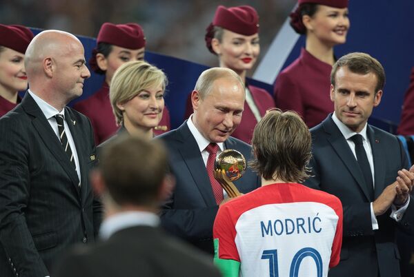 Президент ФИФА Джанни Инфантино, президент РФ Владимир Путин и хорватский полузащитник Лука Модрич (слева направо) Президент ФИФА Джанни Инфантино, президент РФ Владимир Путин и хорватский полузащитник Лука Модрич (слева направо)
