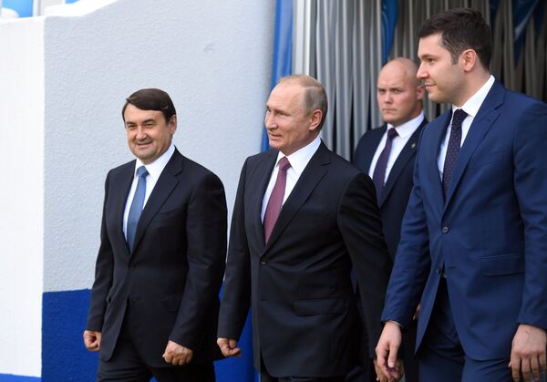 Владимир Путин во время посещения стадиона Калининград Владимир Путин во время посещения стадиона Калининград