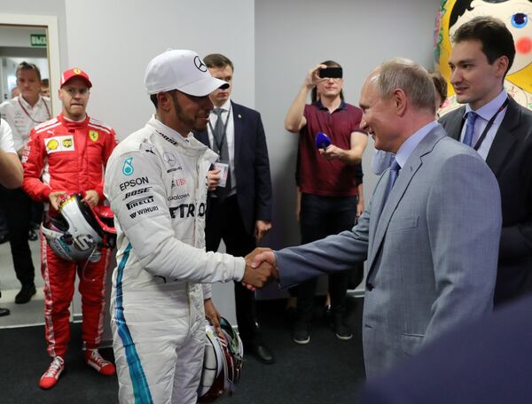 Президент РФ Владимир Путин (справа) и пилот команды Мерседес Льюис Хэмилтон после окончания гонки Гран-при России Президент РФ Владимир Путин (справа) и пилот команды Мерседес Льюис Хэмилтон после окончания гонки Гран-при России