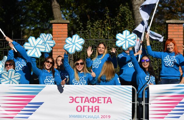 Волонтеры во время эстафеты огня XXIX Всемирной зимней универсиады в Крыму Волонтеры во время эстафеты огня XXIX Всемирной зимней универсиады в Крыму