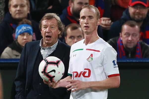 Защитник Локомотива Владислав Игнатьев (справа) и главный тренер Локомотива Юрий Сёмин Защитник Локомотива Владислав Игнатьев (справа) и главный тренер Локомотива Юрий Сёмин