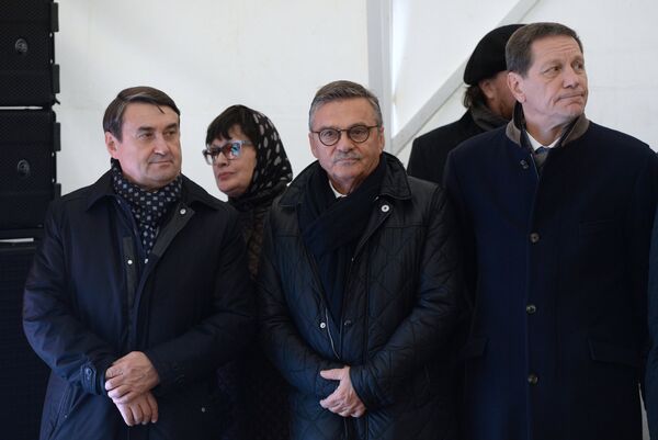 Помощник президента РФ Игорь Левитин, президент Международной Федерации хоккея (ИИХФ) Рене Фазель, первый заместитель председателя Государственной Думы РФ Александр Жуков (слева направо) Помощник президента РФ Игорь Левитин, президент Международной Федерации хоккея (ИИХФ) Рене Фазель, первый заместитель председателя Государственной Думы РФ Александр Жуков (слева направо)