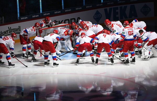 Хоккеисты сборной России перед началом матча Хоккеисты сборной России перед началом матча