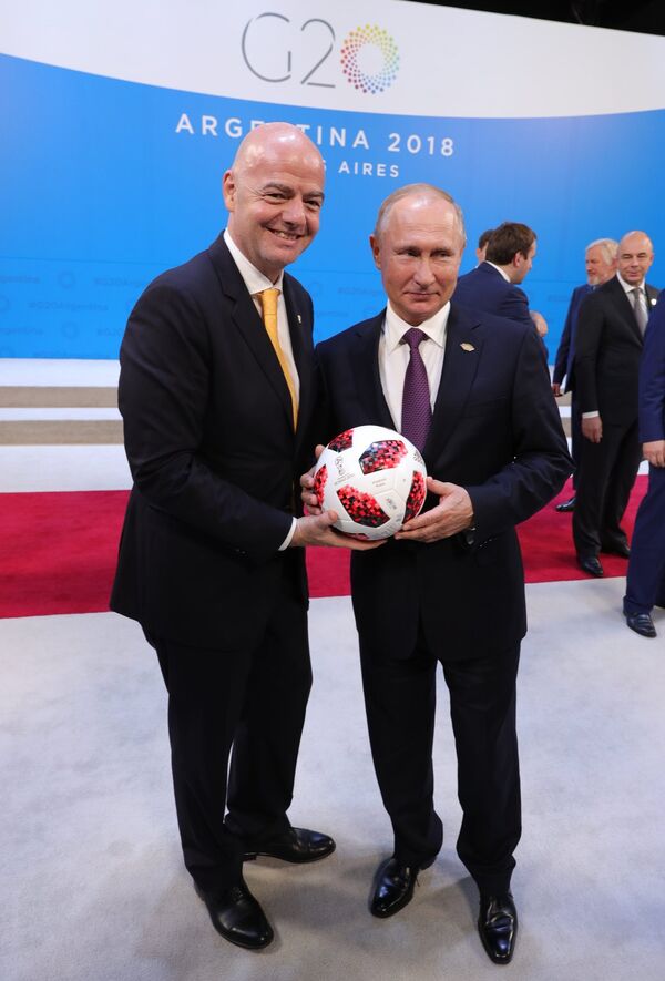 Джанни Инфантино (слева) и Владимир Путин (справа) Джанни Инфантино (слева) и Владимир Путин (справа)