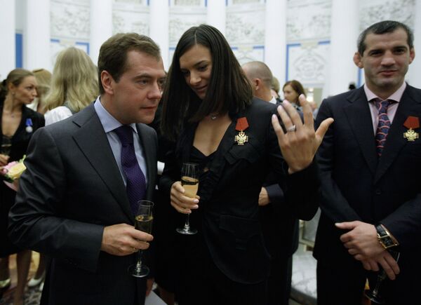 Президент РФ Дмитрий Медведев вручил награды победителям Олимпиады-2008 Президент РФ Дмитрий Медведев вручил награды победителям Олимпиады-2008