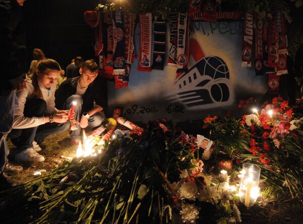 Болельщики ярославского Локомотива у стадиона Арена-2000. Болельщики ярославского Локомотива у стадиона Арена-2000.